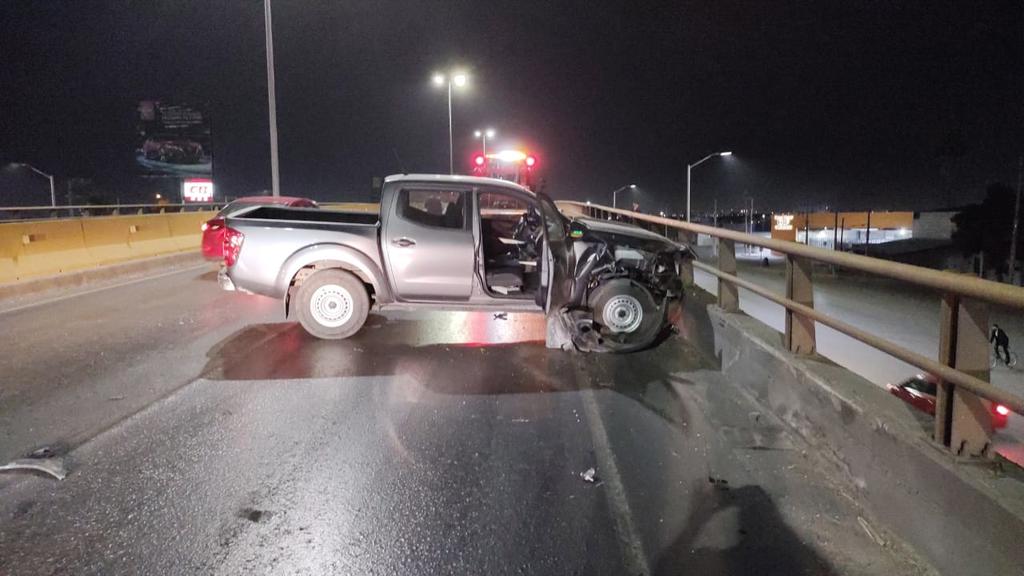 Se registró un accidente vial sobre el puente Valle Verde de la ciudad de Torreón, que dejó como saldo una menor lesionada. (EL SIGLO DE TORREÓN)