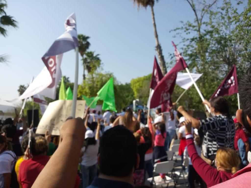 Varios cruceros de Gómez Palacio son invadidos ya por los candidatos y jóvenes que los apoyan, repartiendo camisetas, gorras, trípticos y hasta paletas de hielo. (EL SIGLO DE TORREÓN)