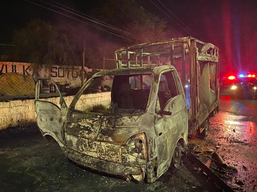 Durante las primeras horas de este domingo se registró el incendio de un vehículo frente al ejido La Concha de la ciudad de Torreón. (Especial) 
