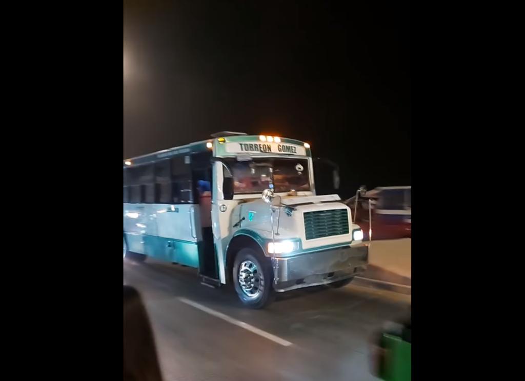 De acuerdo, con el usuario que compartió el clip el autobús fue visto durante estos días de Semana Santa en Mazatlán.