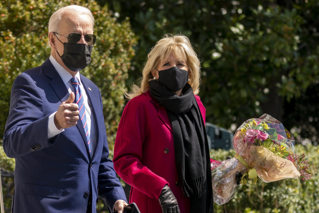 El presidente de EUA, Joe Biden, y su esposa, Jill, invitaron a los estadounidenses a vacunarse, en un mensaje que difundieron con motivo del domingo de Pascuas. (AP)
