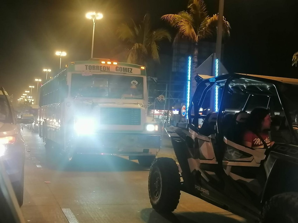 A través de redes sociales compartieron la imagen de un camión Torreón - Gómez circulando en la ciudad de Mazatlán, Sinaloa. (CORTESÍA)