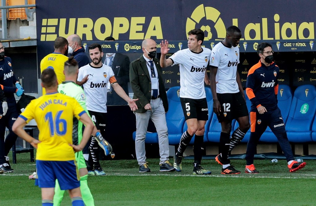 Jugadores del Valencia abandonan el terreno de juego debido a un supuesto insulto racista a Mouctar Diakhaby (12). (EFE)