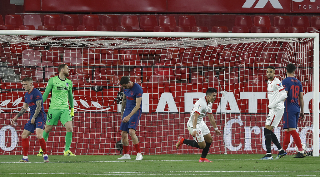 Marcos Acuña (d) celebra luego de marcar el gol con el que Sevilla venció 1-0 al Atlético de Madrid. (AP)