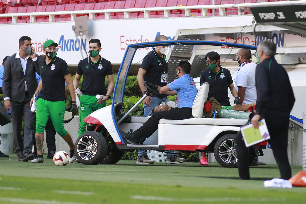 Ronaldo Prieto tuvo que salir del partido luego de que el balón impactara su rostro tras un centro de Uriel Antuna. (JAM MEDIA)
