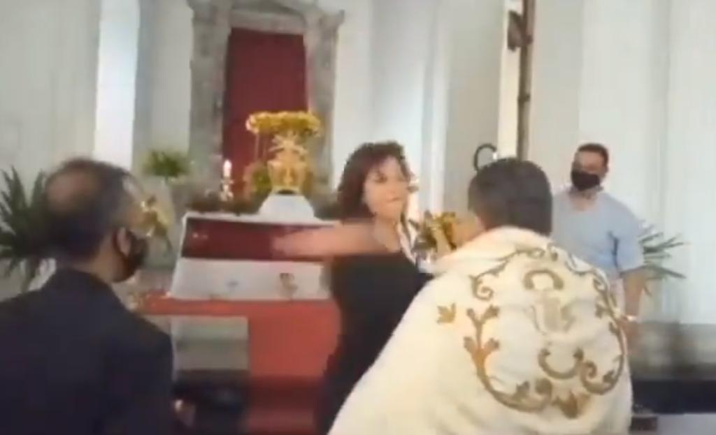 Tras agredir al religioso, testigos detuvieron a la mujer que pretendía propinarle también una patada al sacerdote (CAPTURA) 