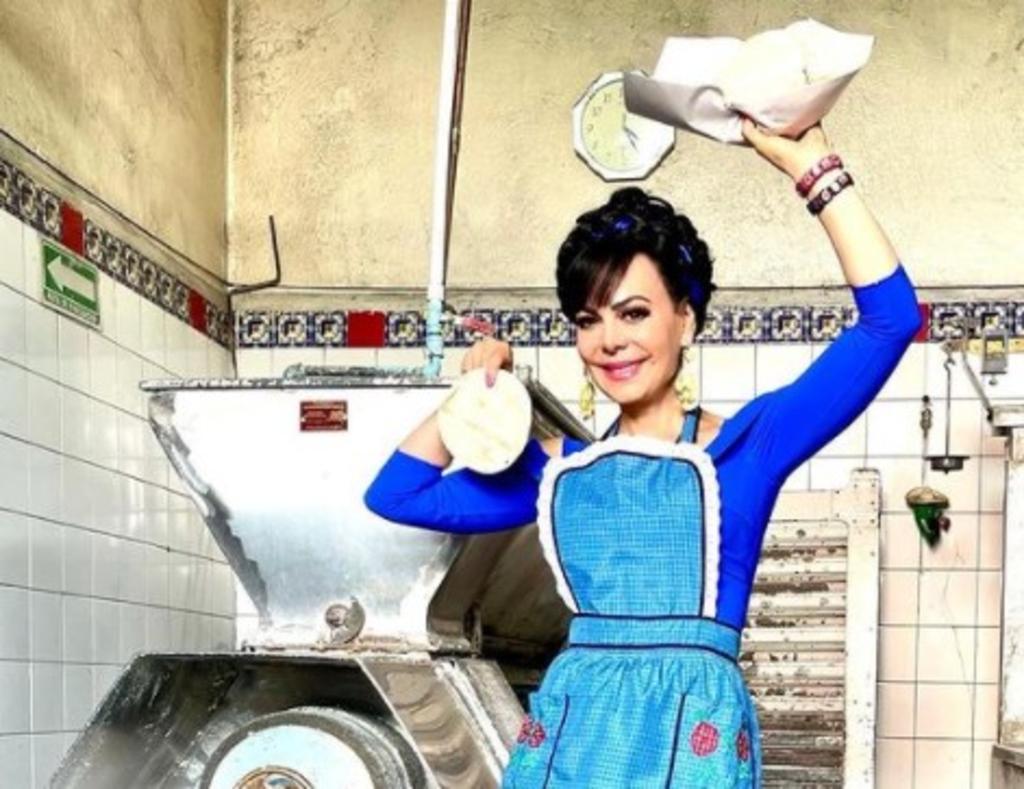 La actriz y cantante, Maribel Guardia, recién subió una fotografía en sus redes sociales en la que aparece con masa en las manos, lista para preparar estos manjares mexicanos que acompañan a los mexicanos en sus mesas. (Especial) 