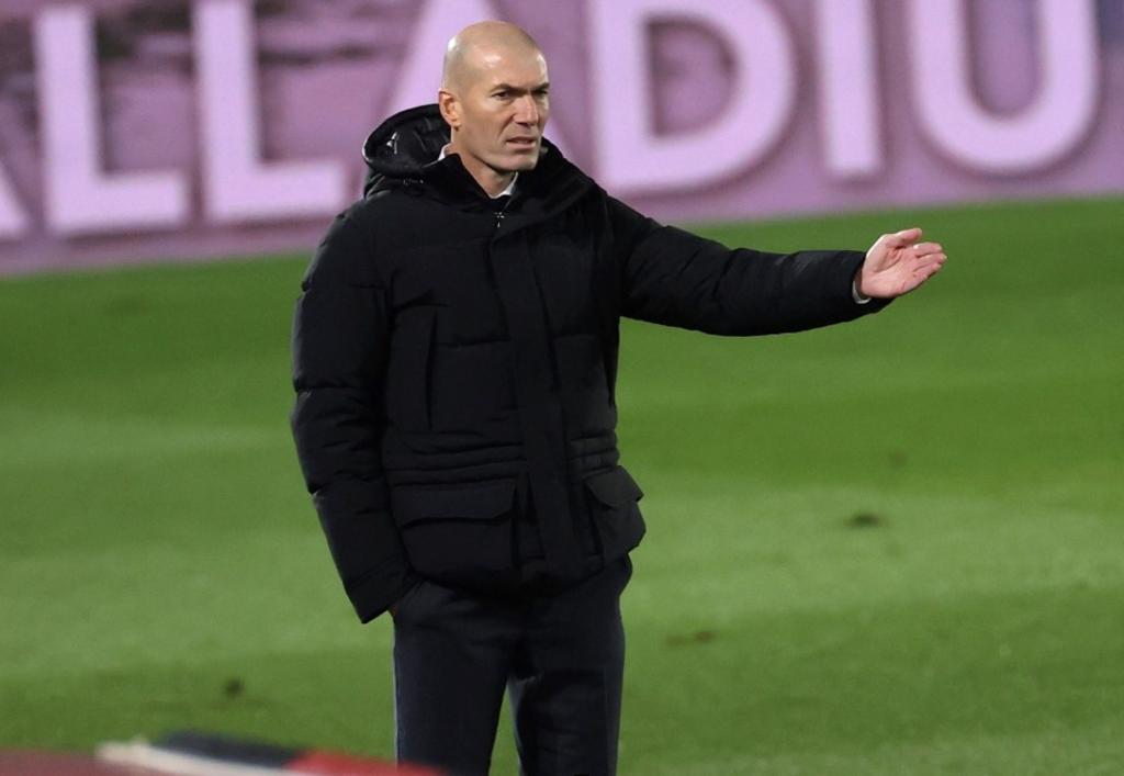 Zinedine Zidane, técnico del Real Madrid, reconoció que esta temporada se dio por muerto a su equipo antes de tiempo y resaltó, en vísperas del enfrentamiento europeo ante el Liverpool, que sus jugadores siempre 'dan la vuelta a todo lo que se pueda decir fuera'. (Especial) 