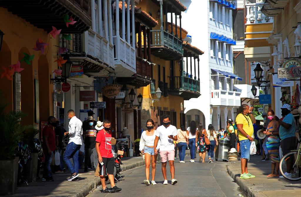 Las principales ciudades de Colombia endurecieron este lunes las restricciones a la movilidad para mitigar el tercer pico de la pandemia de COVID-19 que tiene nuevamente desbordadas las unidades de cuidados intensivos (UCI) en casi todo el país. (ARCHIVO) 

