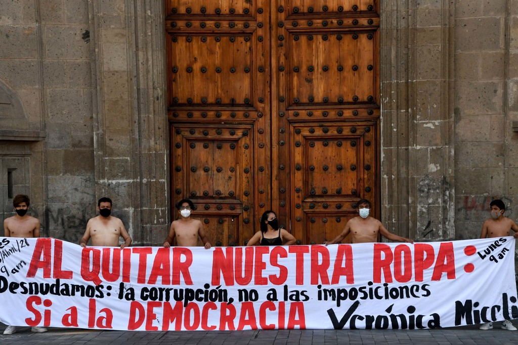 Militantes de Morena del municipio de Atizapán, inconformes por las imposiciones y las reelecciones, protestaron.