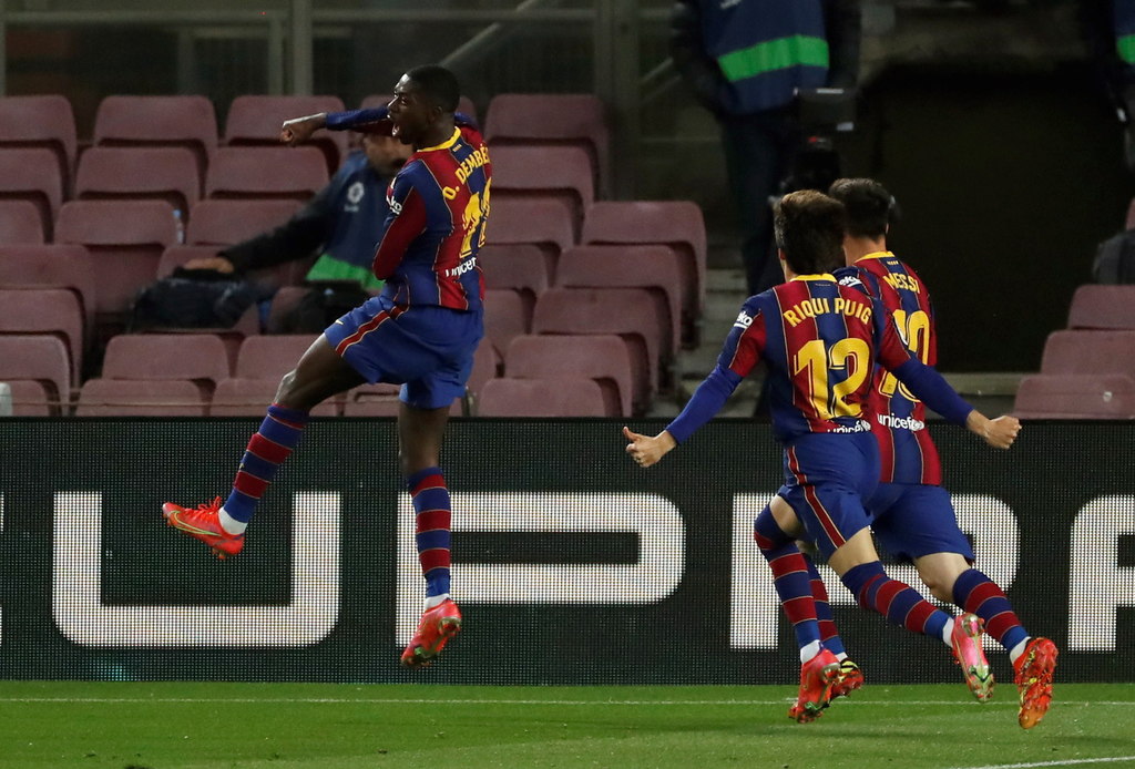 Ousmane Dembélé (i) celebra luego de marcar el gol de la victoria ante Valladolid en el minuto 90; Barcelona su puso a un punto del 'Atleti'. (AP)