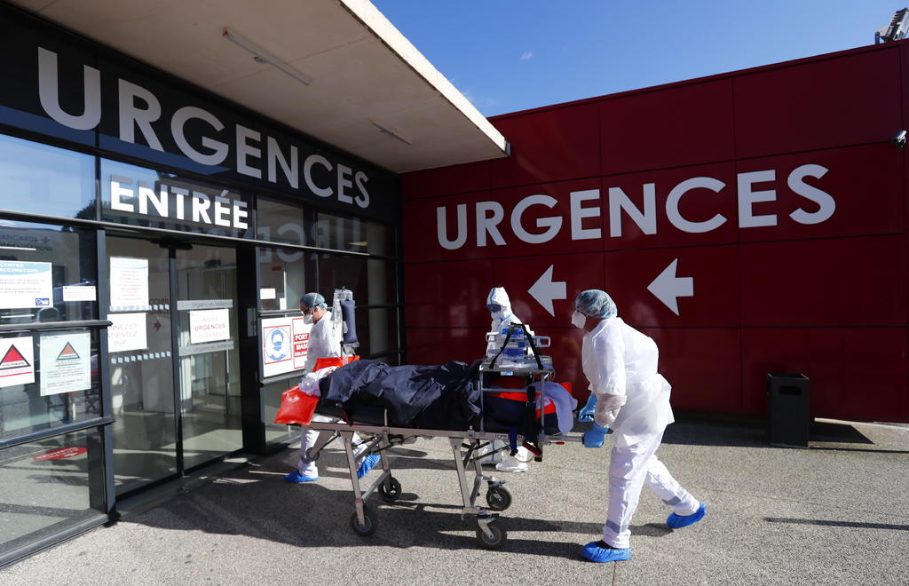 La presión en los hospitales franceses por la COVID continuó aumentando este martes, como viene ocurriendo desde comienzos de marzo, al superarse el listón de los 30,000 internados, y también subieron los enfermos en las unidades de cuidados intensivos. (ARCHIVO) 
