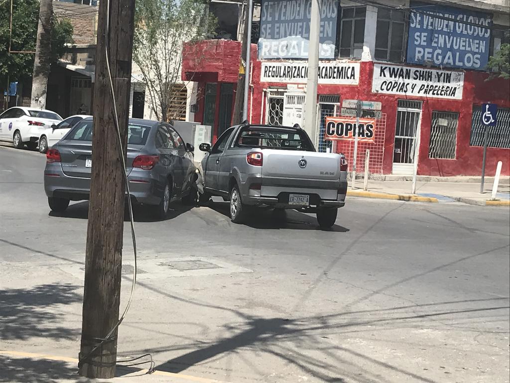 La tarde este martes se registró un accidente vial en el sector Centro de la ciudad de Torreón que dejó como saldo daños materiales de consideración.
(EL SIGLO DE TORREÓN)