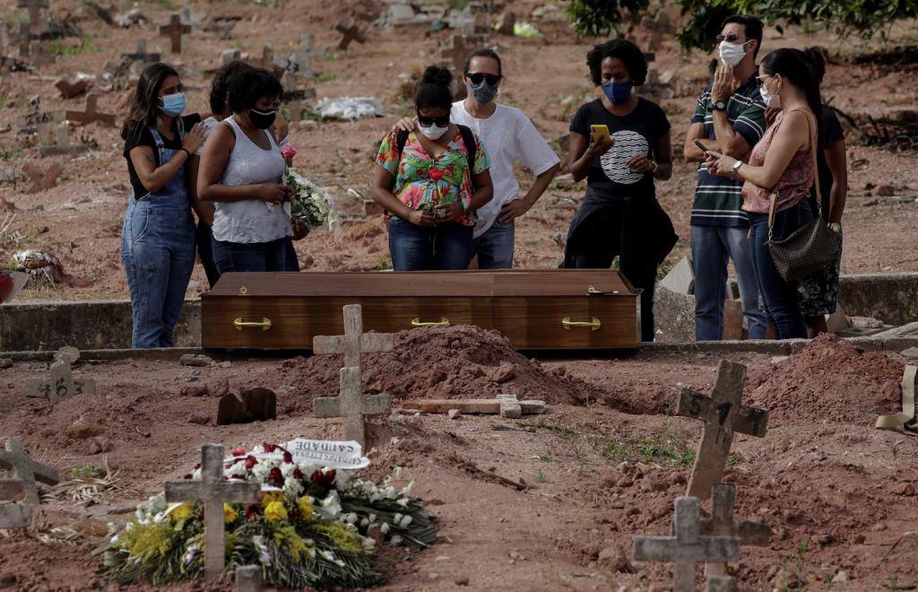  Brasil registró 4,195 muertes asociadas a la COVID-19 en las últimas 24 horas, nuevo máximo diario, y acumula 336,947 fallecidos desde el inicio de la pandemia hace poco más de un año, informaron este martes fuentes oficiales. (EFE)