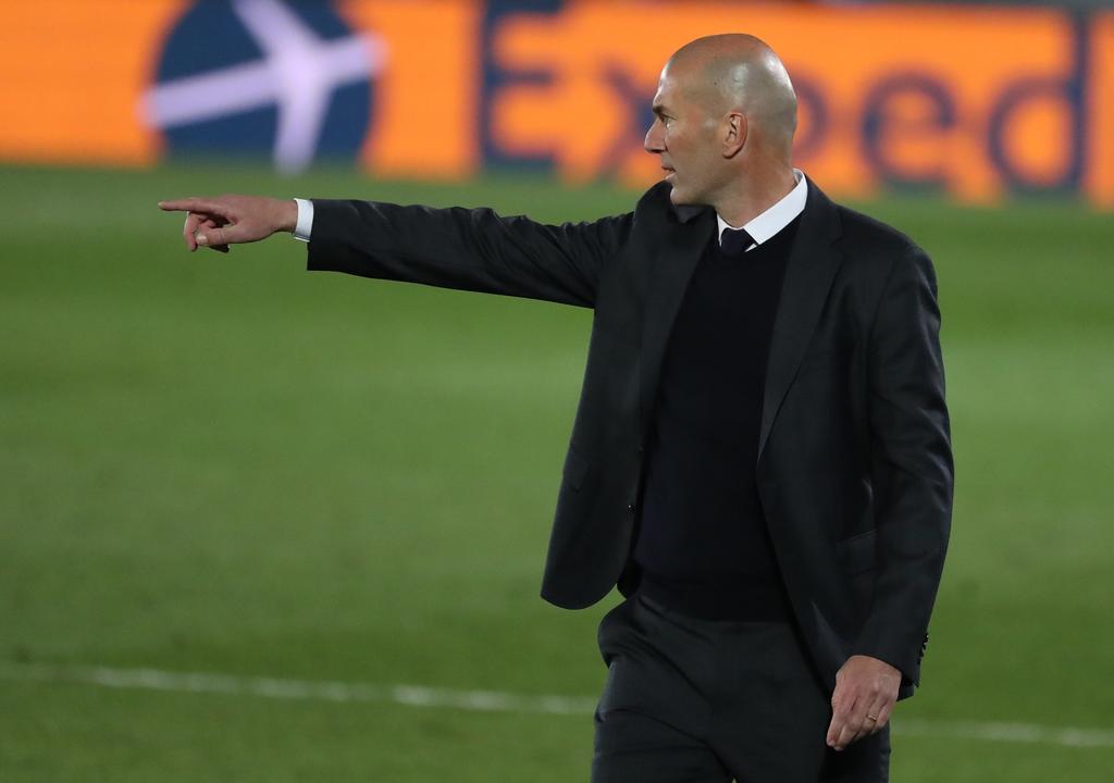 Suena el himno de la ‘Champions League’ y Zinedine Zidane se quita definitivamente la vitola de “alineador” que se le quiere poner a su figura.  (Especial) 
