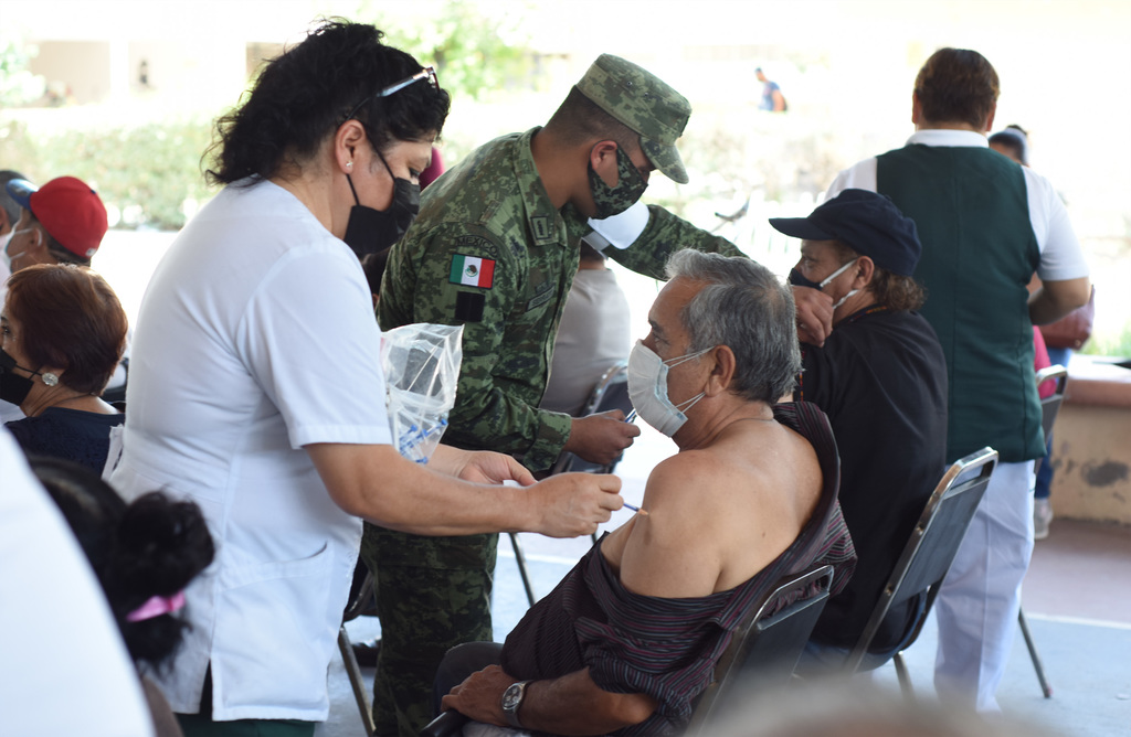 El horario de arranque de la vacunación en las tres sedes es desde las 8:00 horas hasta que se terminen los biológicos. Tendrán preferencia las personas mayores de 70 años residentes de Torreón. (JESÚS GALINDO)
