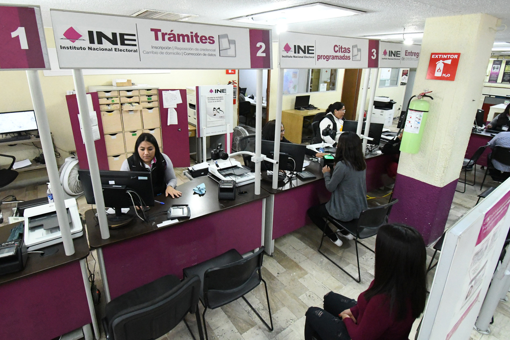 El distrito V del INE en Torreón cuenta con cerca de 800 credenciales pendientes por entregar. (ARCHIVO)