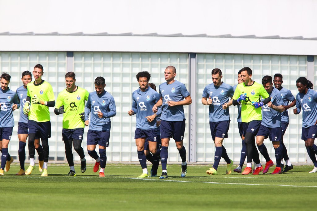 Jugadores del Porto durante el entrenamiento de ayer. (CORTESÍA PORTO)