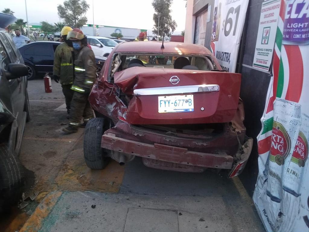 El accidente ocurrió alrededor de las 20:00 horas sobre los carriles del bulevar Ejército Mexicano que dirigen de Torreón a Lerdo. (EL SIGLO DE TORREÓN)