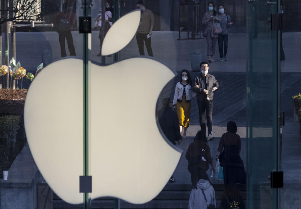 Apple llevará a cabo en los próximos días un gran cambio en su política de privacidad que dificultará la tarea de los anunciantes en internet y que la mantiene abiertamente enfrentada con Facebook, según confirmaron a Efe fuentes de la compañía. (ARCHIVO) 

 