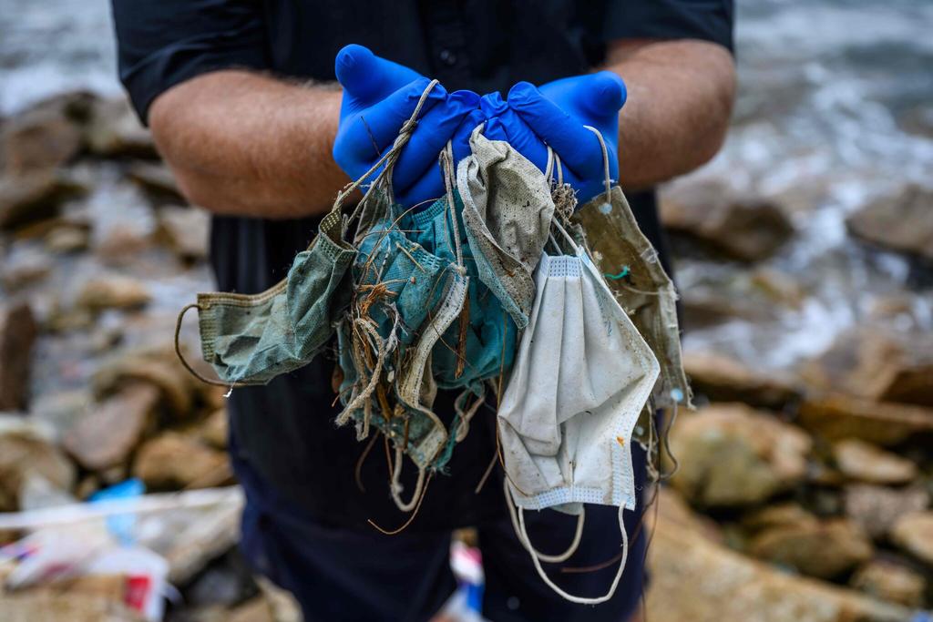 A la lista habitual de basura que termina en las playas de todo el mundo, se suman ahora máscaras y guantes que usan las personas para evitar el coronavirus. (ESPECIAL) 
