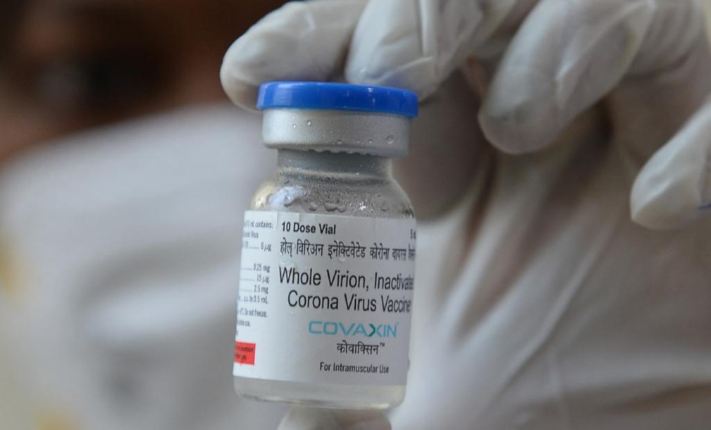 La vacuna que fue producida por la farmacéutica india de Bharat Biotech, generó desconfianza al ser aprobada antes de concluir los estudios de la fase tres durante el mes de enero (ESPECIAL) 