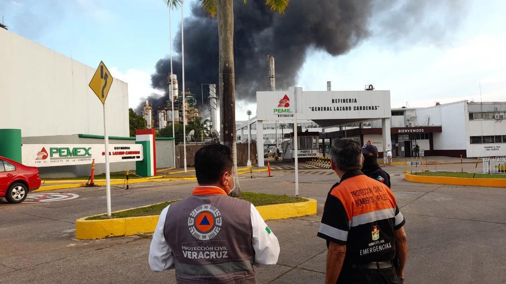Pemex reportó controlado el incendio en la refinería de Minatitlán, Veracruz. (TWITTER)
