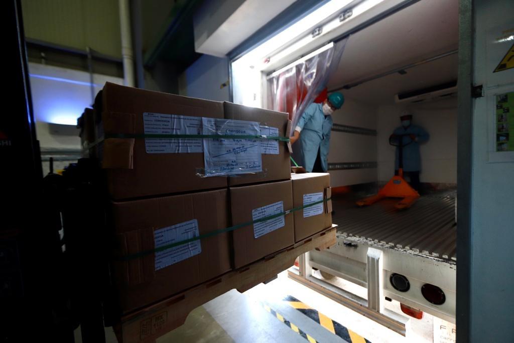  La Secretaría de Relaciones Exteriores (SRE) informó que este miércoles se llevó a cabo la segunda entrega de vacuna CanSino contra el COVID-19, que es envasada en el laboratorio DrugMex, en Querétaro. (ARCHIVO)