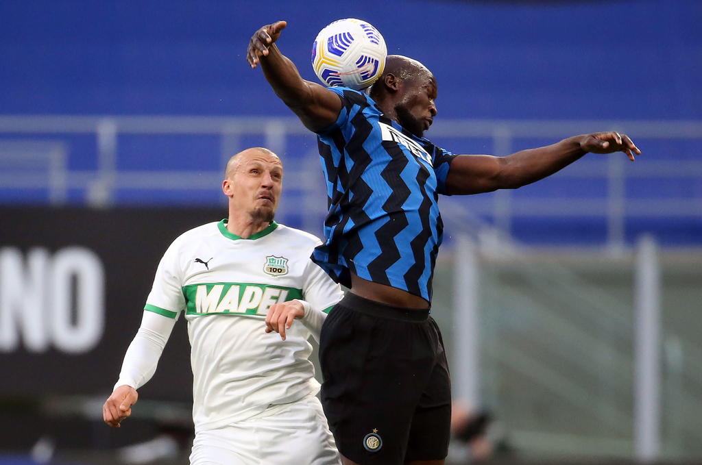  Romelu Lukaku firmó un gol y asistió a Lautaro Martínez en el otro para que el Inter de Milán se acercará más a su primer título de la Serie A en más de una década al vencer el miércoles 2-1 a Sassuolo.
(EFE)
