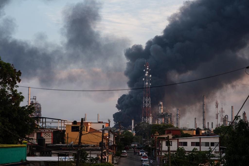 Un fuerte incendio se registró este miércoles en la refinería Lázaro Cárdenas, ubicada en la ciudad de Minatitlán, en el estado mexicano de Veracruz, sin heridos ni fallecidos hasta el momento, informó la estatal Petróleos Mexicanos (Pemex). (EFE)