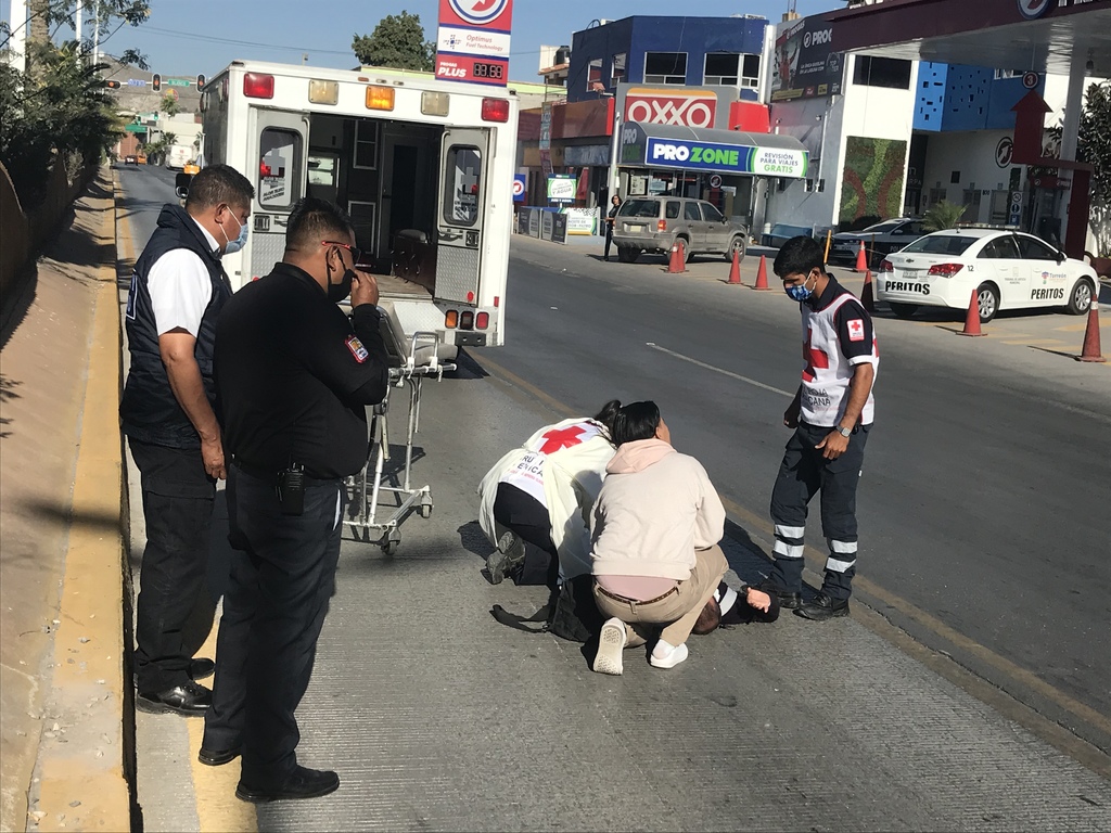 El conductor de la motocicleta fue atendido por paramédicos de la Cruz Roja de Torreón. (EL SIGLO DE TORREÓN)