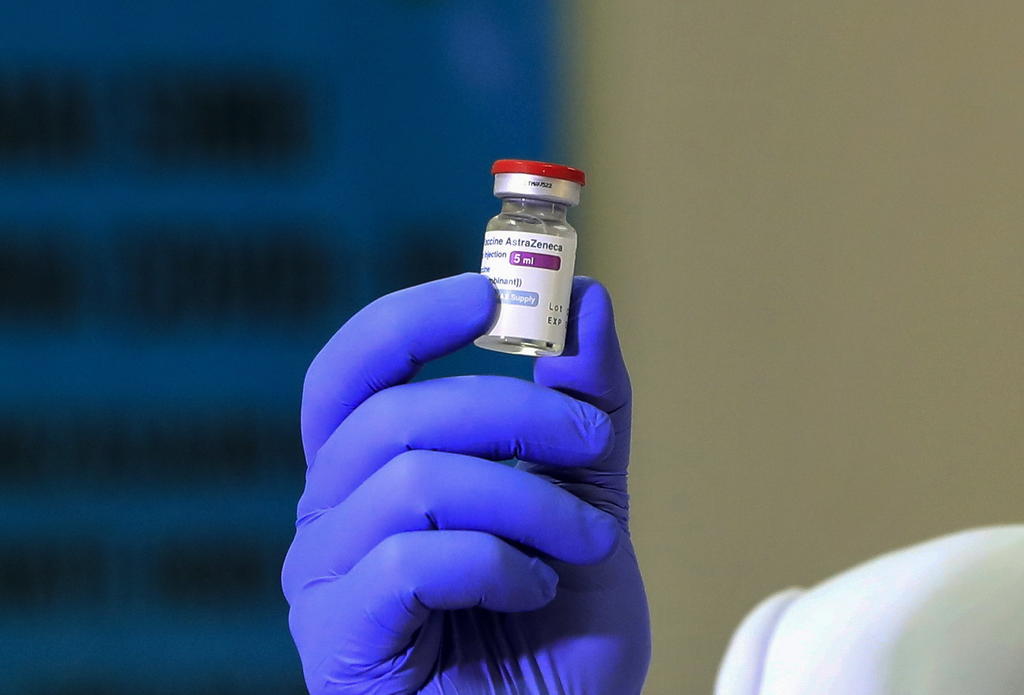 España aplicará la vacuna contra el coronavirus de AstraZeneca a los mayores de 60 años. Bélgica a los de 55 en adelante. Reino Unido recomienda no administrarla a los menores de 30 cuando sea posible, y Australia anunció límites similares para los menores de 50 años. (ARCHIVO) 