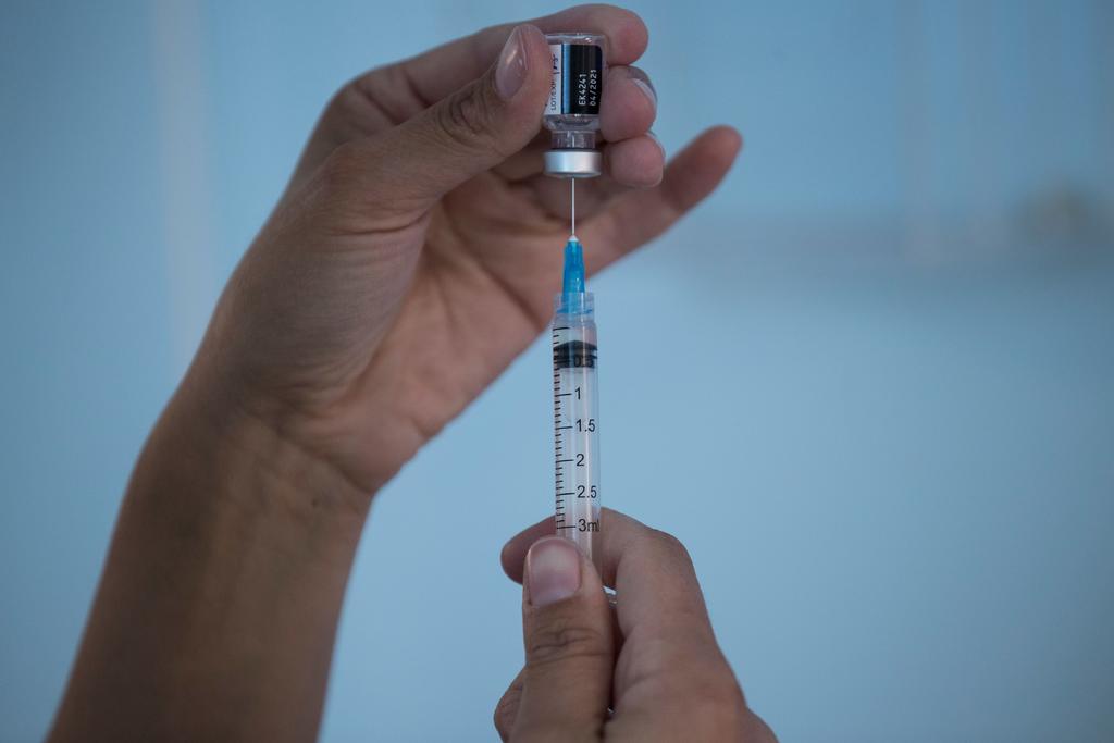 Chile recibió este jueves dos nuevas remesas de vacunas contra COVID-19 de Pfizer-BioNTech que suman 234,000 dosis en total, un cargamento que eleva a casi 14 millones el número de vacunas que el país ha recibido desde que comenzó su proceso de inmunización en diciembre. (ARCHIVO) 