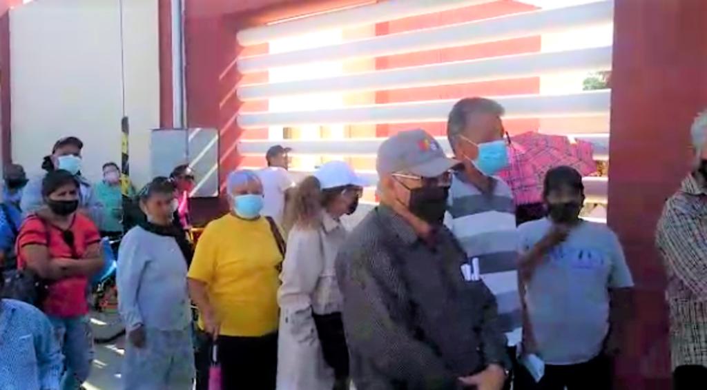 El primer día de la segunda aplicación de la vacunas contra COVID-19, para adultos mayores, en la cabecera municipal de Francisco I Madero, imperó el caos, por la gran aglomeración de personas.
(EL SIGLO DE TORREÓN)