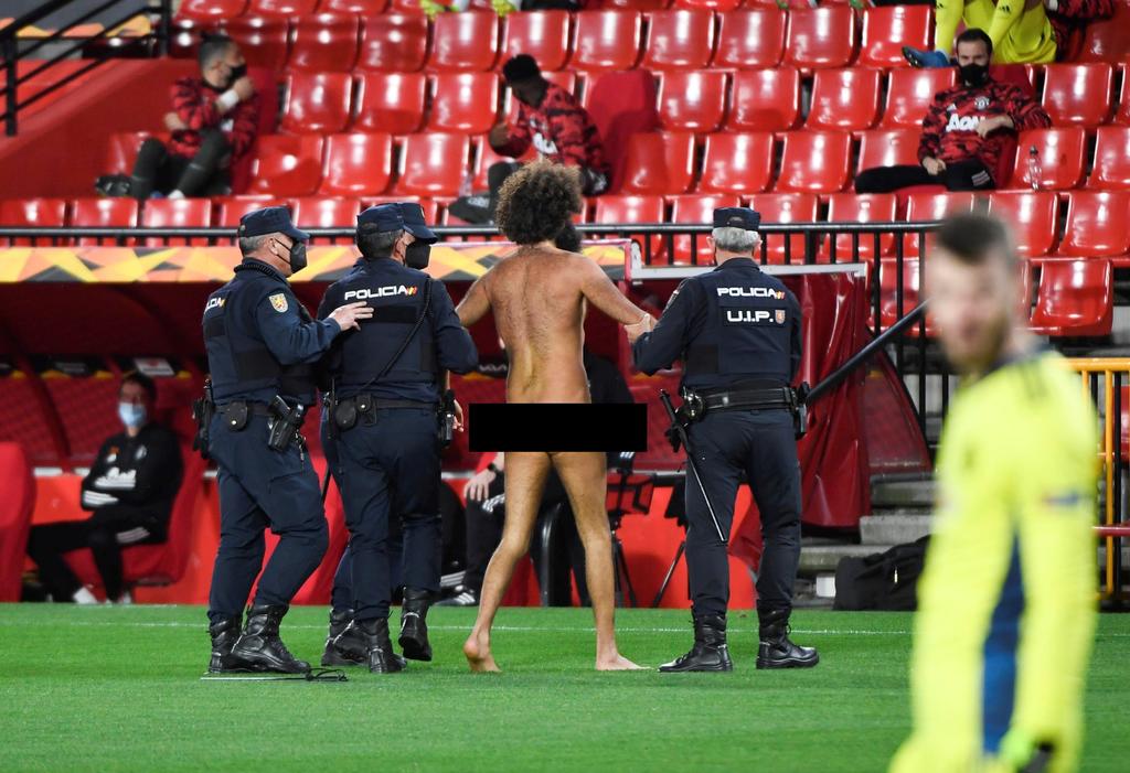 Un espontáneo totalmente desnudo ha saltado al césped del Nuevo Los Cármenes en los primeros minutos del partido de la Liga Europa que disputan esta noche el Granada y el Manchester United, lo que ha obligado a que se pare el encuentro durante casi un minuto. (EFE)