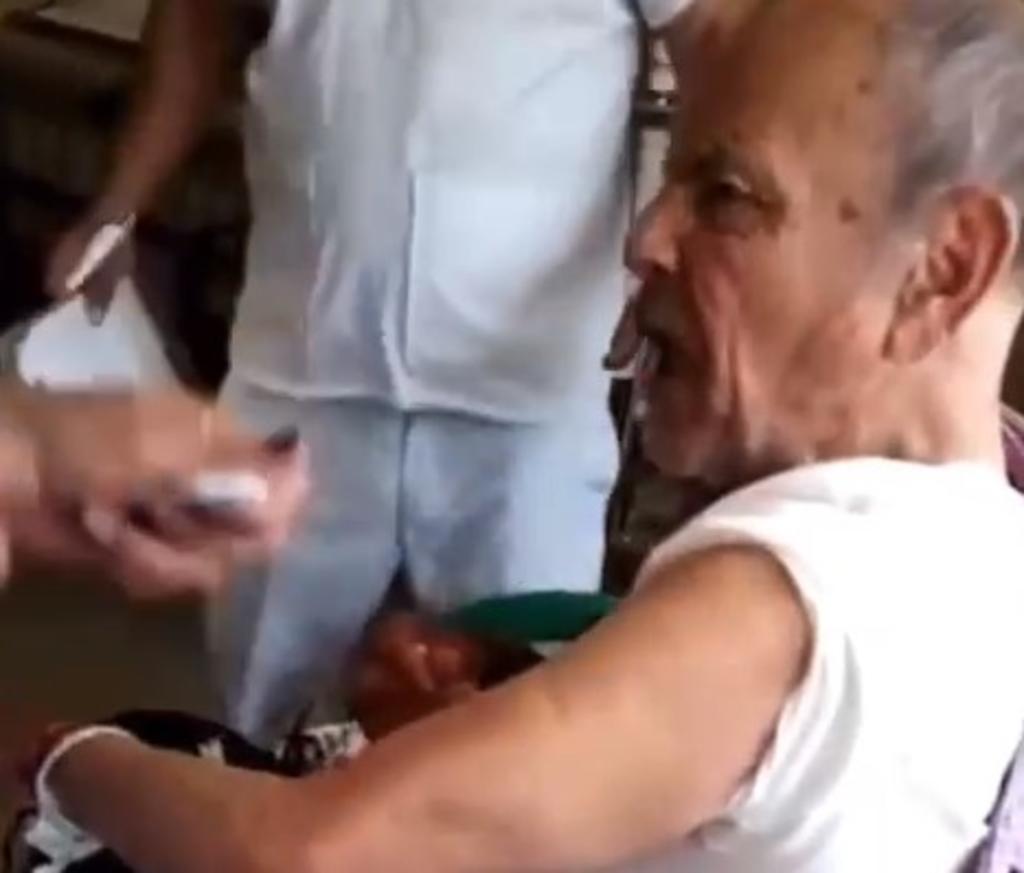 Hace unos días se viralizó en redes sociales el video de Don Manuelito, un abuelito enfurecido al recibir la vacuna antiCOVID por parte de enfermeras mexicanas. (Especial) 