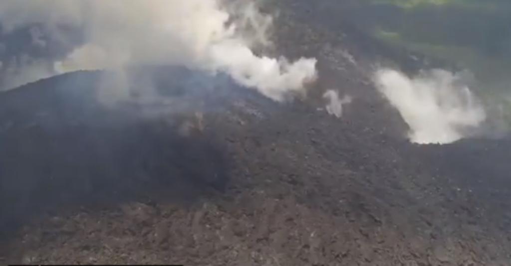 Un volcán activo en la isla caribeña de San Vicente amenaza con hacer erupción, advirtieron el jueves las autoridades del territorio, y señalaron que han ordenado evacuaciones obligatorias. (ESPECIAL)
