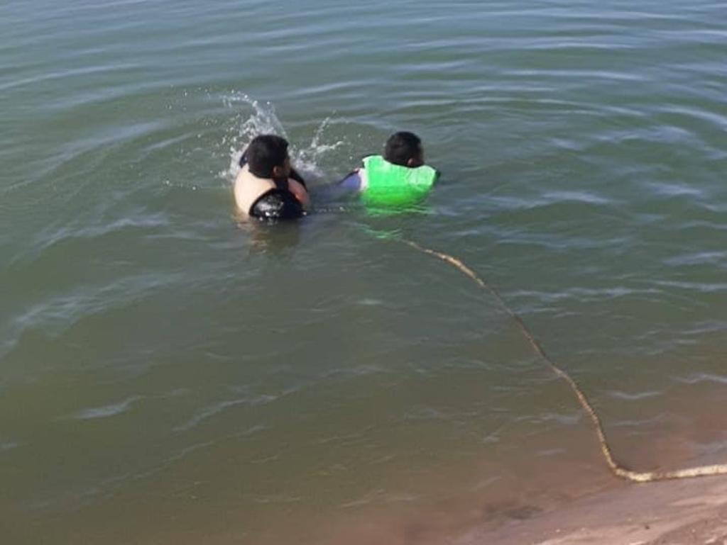 Varios amigos jovencitos fueron a nadar al estanque del ejido Vega Larga, del municipio sampetrino, pero dos de ellos ya no salieron del agua, la tarde del jueves. (EL SIGLO DE TORREÓN)