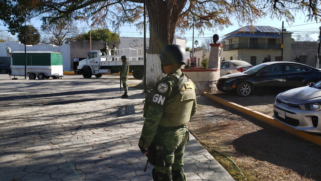 Aseguraron a tres personas por portar varias armas de fuego en el municipio de Villa Unión.