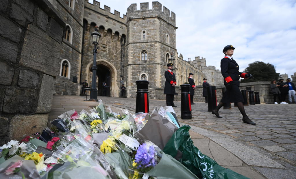 El cuerpo del príncipe Felipe de Edimburgo, fallecido este viernes a los 99 años, 'descansará' en el castillo de Windsor, la residencia de la familia real cerca de Londres, hasta que se celebre su funeral en la adyacente capilla de San Jorge, informó hoy la institución heráldica College of Arms. (EFE) 