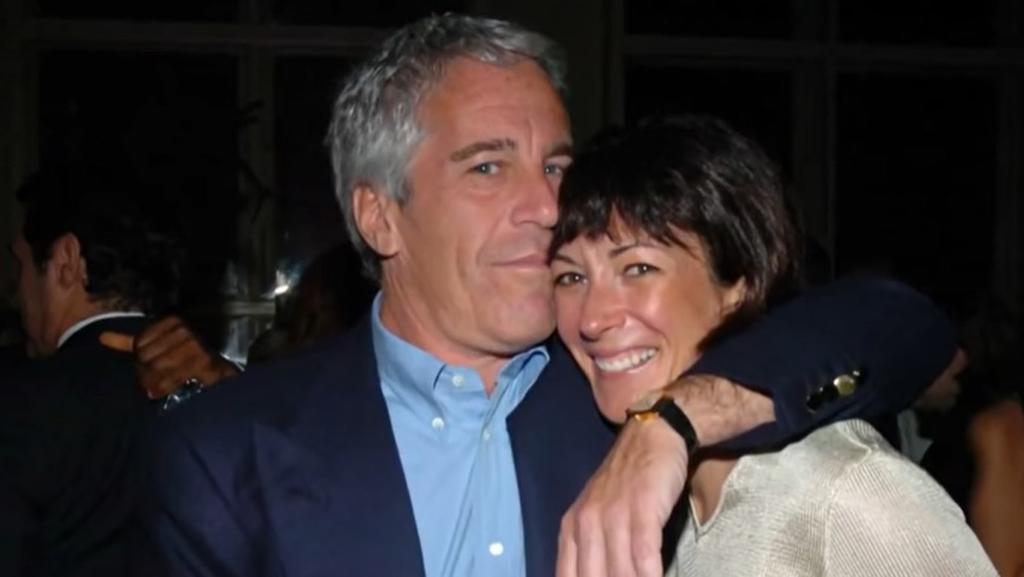 La familia de la británica Ghislaine Maxwell, detenida en Nueva York (EUA) a la espera de un juicio en el que está acusada de ayudar al financiero Jeffrey Epstein en una presunta trama de abusos sexuales a menores, defendió este viernes su inocencia en una página web destinada a este efecto. (ESPECIAL)
