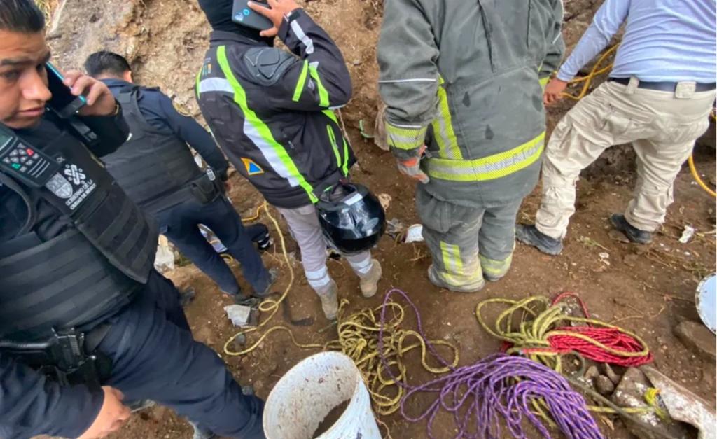 Un deslave en una presunta construcción irregular ubicada en una ladera en Del Refugio esquina con 2a Cerrada Capulines en la colonia San Bartolo Ameyalco, Álvaro Obregón, dejó como saldo una persona muerte y dos más atrapadas. (ESPECIAL)
