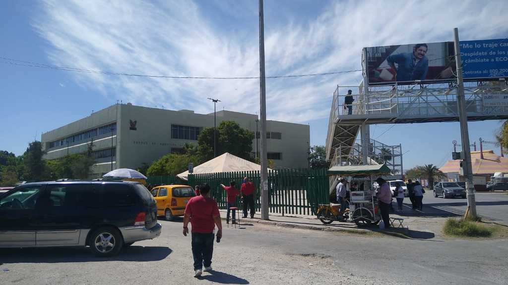Fue el jueves cuando trabajadores de la Clínica 66 del IMSS en Torreón realizaron una manifestación a las afueras del edificio.