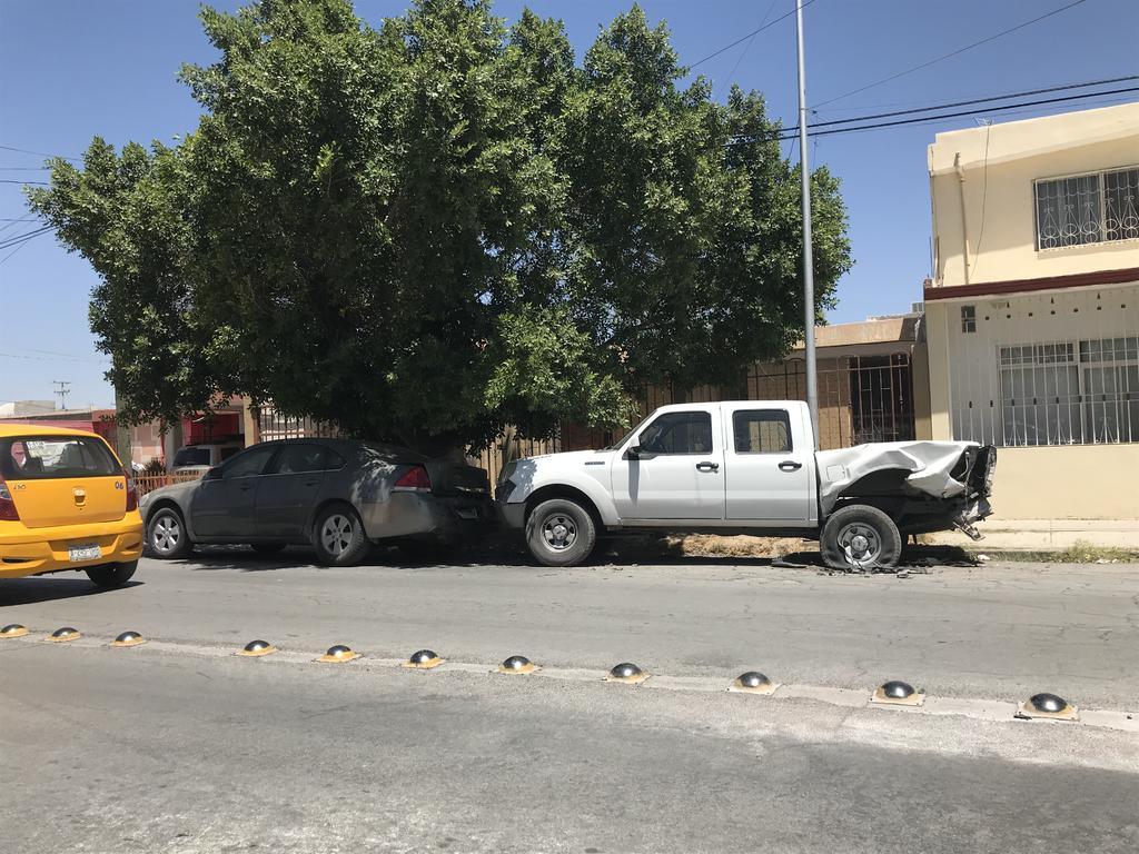 La madrugada de este sábado, un conductor impactó su vehículo contra dos autos estacionados en la colonia Torreón Jardín. (EL SIGLO DE TORREÓN)
