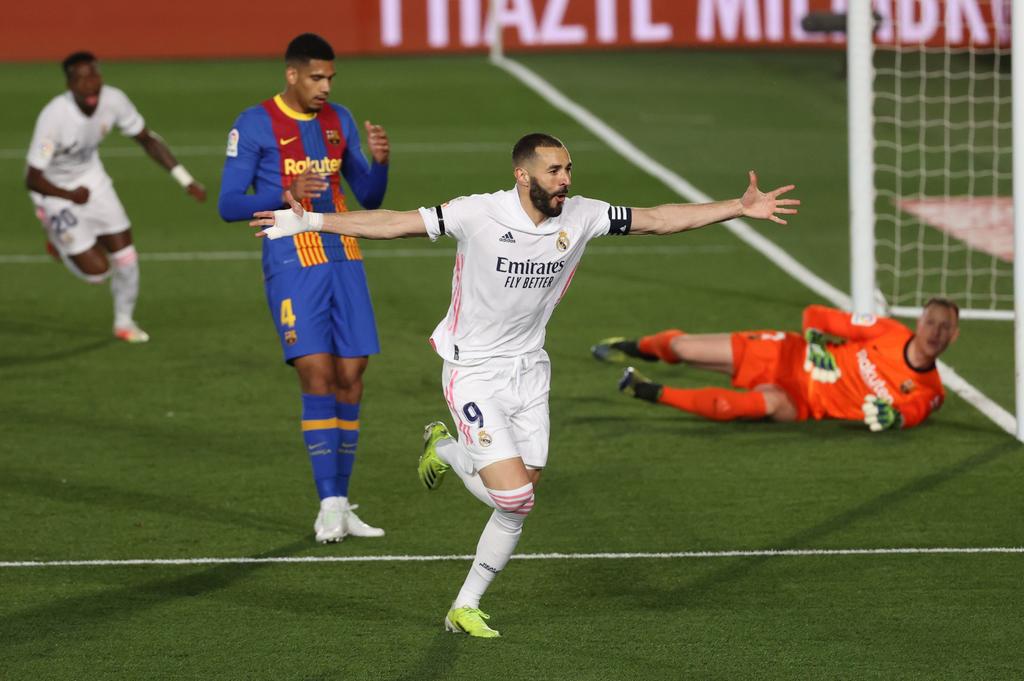 Con apenas 12 minutos en el marcador, Karim Benzama se hizo presente con la primera anotación ante el Barcelona, rompiendo así su sequía tras 5 años sin hacer gol en el Clásico español. (EFE)
