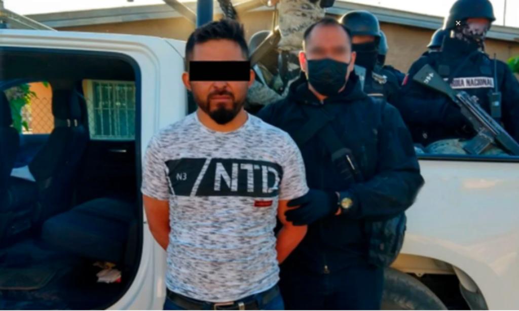  Candelario 'N', el 'Coma Santos', presunto operador del grupo delictivo 'La Línea', vinculado con la muerte de nueve integrantes de la familia LeBaron, en Bavispe, fue detenido por elementos de la Policía Federal Ministerial (PFM) y del Ejército. (ESPECIAL)
