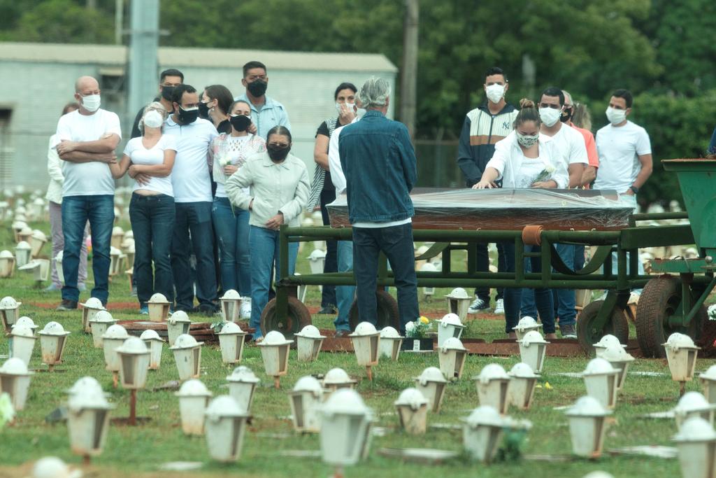 Brasil registró 2,616 muertes en las últimas 24 horas, con lo que ya suma 351,334 víctimas desde que fuera notificado, en marzo del año pasado, el primer fallecimiento en el país por el coronavirus, informó este sábado el Gobierno. (EFE)
