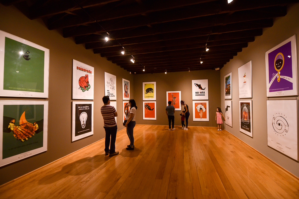 Participación. El público lagunero acude al Museo Arocena para contemplar la XVI Bienal Internacional del Cartel en México.