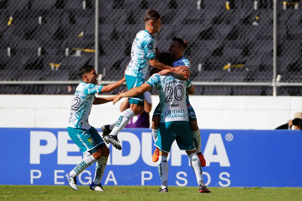 Jugadores del León celebran uno de los dos tantos de Emanuel Gigliotti (20) en la victoria de 'La Fiera' 3-1 sobre el Atlas.
