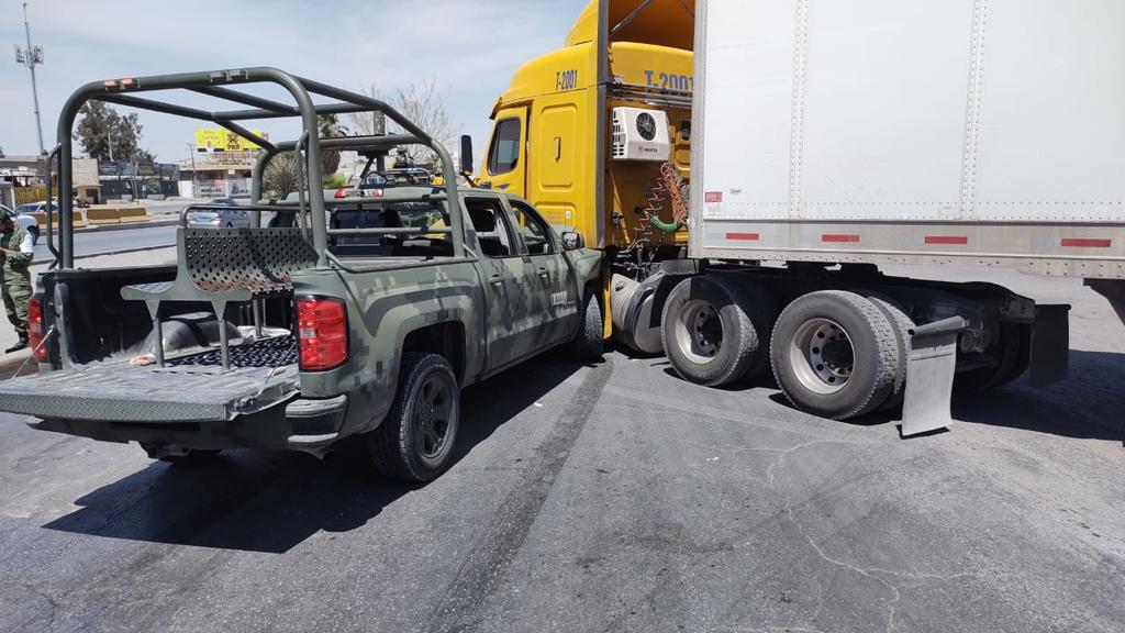 Una camioneta del Ejército Mexicano se impactó contra un tráiler sobre el periférico Raúl López Sánchez de Torreón, metros adelante de la carretera Antigua a San Pedro, cinco elementos resultaron lesionados.
(EL SIGLO DE TORREÓN)